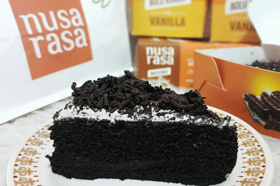 Pelanggan menunjukkan salah satu varian rasa Bolu Kukus Nusa Rasa ketika mencicipi inovasi kuliner teranyar dari Agrinesia Raya, Sabtu (2/4/2022).