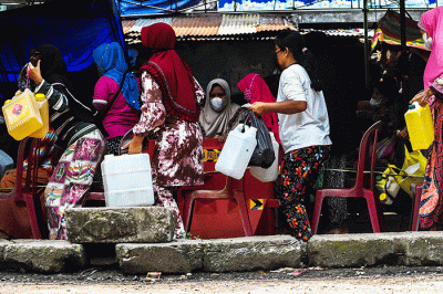Kapolri Jenderal Polisi Listyo Sigit Prabowo memantau penjualan minyak goreng curah saat kunjungan kerja, di Pasar Lemabang, Palembang, Jumat (1/4/2022).
