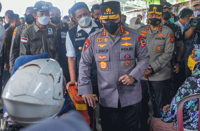 Kapolri Jenderal Polisi Listyo Sigit Prabowo memantau penjualan minyak goreng curah saat kunjungan kerja, di Pasar Lemabang, Palembang, Jumat (1/4/2022).