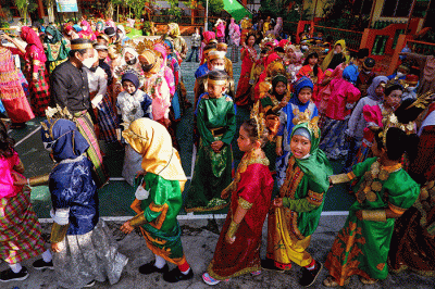 Sejumlah siswa-siswi mengikuti Parade Budaya dalam rangka rangkaian Hari Budaya Kota Makassar di SD Inpres Perumnas Antang, Kecamatan Manggala, Makassar.