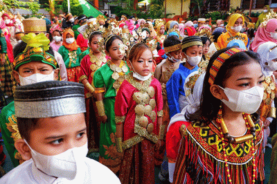 Sejumlah siswa-siswi mengikuti Parade Budaya dalam rangka rangkaian Hari Budaya Kota Makassar di SD Inpres Perumnas Antang, Kecamatan Manggala, Makassar.