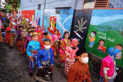 Sejumlah siswa-siswi mengikuti Parade Budaya dalam rangka rangkaian Hari Budaya Kota Makassar di SD Inpres Perumnas Antang, Kecamatan Manggala, Makassar.
