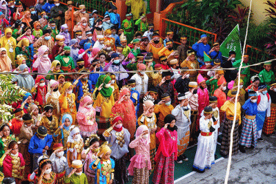 Sejumlah siswa-siswi mengikuti Parade Budaya dalam rangka rangkaian Hari Budaya Kota Makassar di SD Inpres Perumnas Antang, Kecamatan Manggala, Makassar.