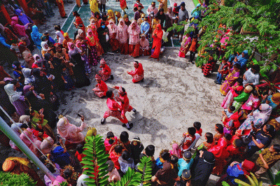 Sejumlah siswa-siswi mengikuti Parade Budaya dalam rangka rangkaian Hari Budaya Kota Makassar di SD Inpres Perumnas Antang, Kecamatan Manggala, Makassar.