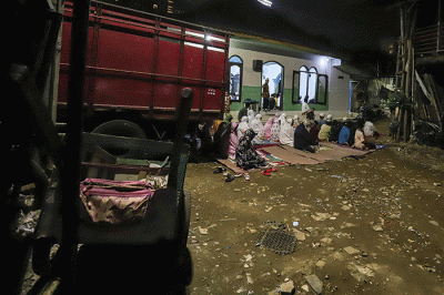 Warga melaksanakan Shalat Tarawih berjamaah di kawasan Pancoran Buntu II, Jakarta, Sabtu, (2/4/2022).