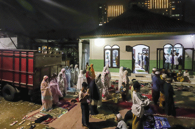 Warga melaksanakan Shalat Tarawih berjamaah di kawasan Pancoran Buntu II, Jakarta, Sabtu, (2/4/2022).