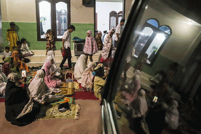 Warga melaksanakan Shalat Tarawih berjamaah di kawasan Pancoran Buntu II, Jakarta, Sabtu, (2/4/2022).