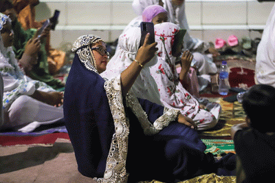 Warga melaksanakan Shalat Tarawih berjamaah di kawasan Pancoran Buntu II, Jakarta, Sabtu, (2/4/2022).