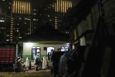 Warga melaksanakan Shalat Tarawih berjamaah di kawasan Pancoran Buntu II, Jakarta, Sabtu, (2/4/2022).