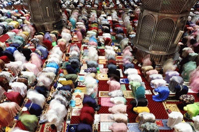 Umat Islam menjalankan ibadah Shalat Tarawih pertama bulan Ramadhan 1443 Hijriyah di Masjid Istiqlal, Jakarta, Sabtu (2/4/2022).