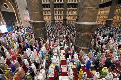 Umat Islam menjalankan ibadah Shalat Tarawih pertama bulan Ramadhan 1443 Hijriyah di Masjid Istiqlal, Jakarta, Sabtu (2/4/2022).