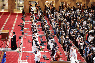 Umat Islam menjalankan ibadah Shalat Tarawih pertama bulan Ramadhan 1443 Hijriyah di Masjid Istiqlal, Jakarta, Sabtu (2/4/2022).