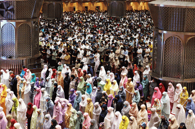 Umat Islam menjalankan ibadah Shalat Tarawih pertama bulan Ramadhan 1443 Hijriyah di Masjid Istiqlal, Jakarta, Sabtu (2/4/2022).