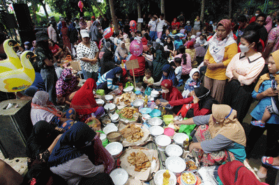 Ratusan warga dari anak-anak, remaja hingga orang tua ramai-ramai menguras Sendang Gede di wilayah RW VIII, Desa Pucung, Kelurahan Pudakpayung.