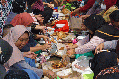 Ratusan warga dari anak-anak, remaja hingga orang tua ramai-ramai menguras Sendang Gede di wilayah RW VIII, Desa Pucung, Kelurahan Pudakpayung.
