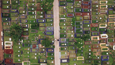 Foto udara TPU Karet Bivak di Jakarta, Jumat (1/4/2022).