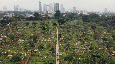 Foto udara TPU Karet Bivak di Jakarta, Jumat (1/4/2022).