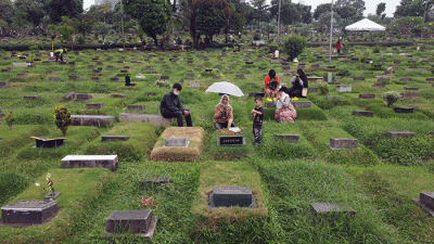 Foto udara TPU Karet Bivak di Jakarta, Jumat (1/4/2022).