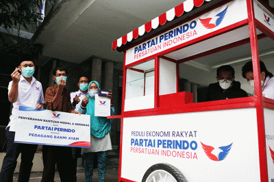Ketua DPP Partai Perindo Bidang Organisasi dan Kaderisasi Yusuf Lakaseng menyerahkan bantuan gerobak dan bantuan uang  secara simbolik.