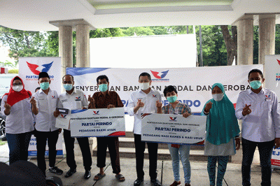 Ketua DPP Partai Perindo Bidang Organisasi dan Kaderisasi Yusuf Lakaseng menyerahkan bantuan gerobak dan bantuan uang  secara simbolik.