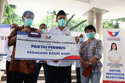 Ketua DPP Partai Perindo Bidang Organisasi dan Kaderisasi Yusuf Lakaseng menyerahkan bantuan gerobak dan bantuan uang  secara simbolik.