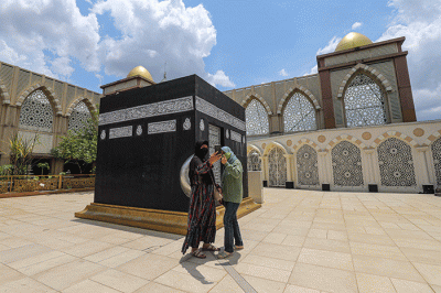 Pengunjung berswafoto dengan latar belakang miniatur Kabah di Masjid Nurul Iman, Blok M Square, Jakarta Selatan, Sabtu (2/4/2022).