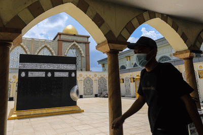 Pengunjung berswafoto dengan latar belakang miniatur Kabah di Masjid Nurul Iman, Blok M Square, Jakarta Selatan, Sabtu (2/4/2022).