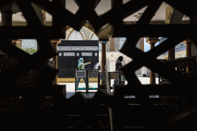 Pengunjung berswafoto dengan latar belakang miniatur Kabah di Masjid Nurul Iman, Blok M Square, Jakarta Selatan, Sabtu (2/4/2022).