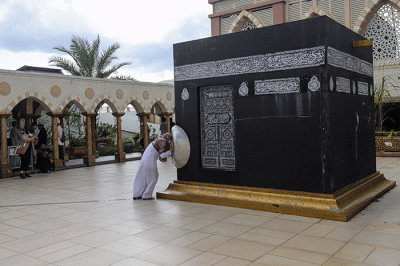 Pengunjung berswafoto dengan latar belakang miniatur Kabah di Masjid Nurul Iman, Blok M Square, Jakarta Selatan, Sabtu (2/4/2022).
