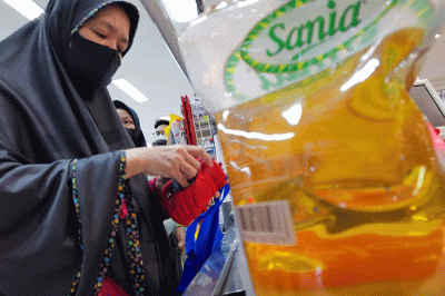 Warga saat membeli minyak goreng di supermarket kawasan Jakarta Selatan, Jumat, (1/4/2022).