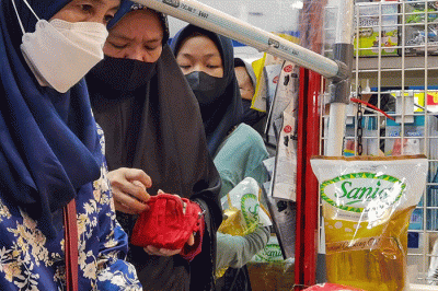 Warga saat membeli minyak goreng di supermarket kawasan Jakarta Selatan, Jumat, (1/4/2022).