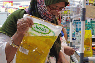 Warga saat membeli minyak goreng di supermarket kawasan Jakarta Selatan, Jumat, (1/4/2022).