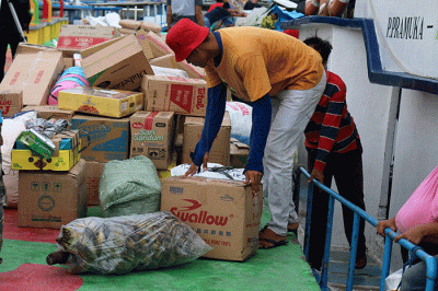 Suasana bongkar muat dagangan sembako atau kebutuhan rumah tangga di Pelabuhan Pulau Pramuka, Kepulauan Seribu Utara, Jakarta, Sabtu (2/4/2022).