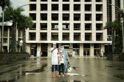 Warga berswafoto di halaman Masjid Istiqlal, Jakarta, Minggu (3/4/2022).