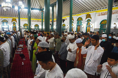 Umat Muslim Kota Palembang melaksanakan Shalat Tarawih perdana Ramadhan 1443, di di Masjid Agung Sultan Mahmud Badaruddin Jayo Wikramo Palembang.