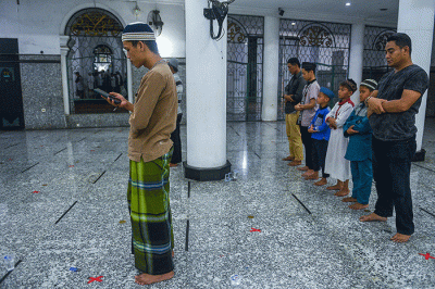 Umat Muslim Kota Palembang melaksanakan Shalat Tarawih perdana Ramadhan 1443, di di Masjid Agung Sultan Mahmud Badaruddin Jayo Wikramo Palembang.