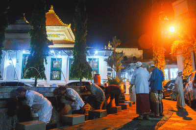 Umat Muslim Kota Palembang melaksanakan Shalat Tarawih perdana Ramadhan 1443, di di Masjid Agung Sultan Mahmud Badaruddin Jayo Wikramo Palembang.