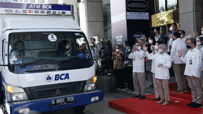 Peluncuran mobil kas dalam kegiatan kolaborasi perbankan dan Bank Indonesia dalam pelayanan penukaran uang Idul Fitri, Senin (4/4/2022).