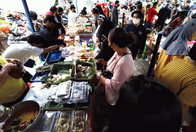 Suasana di Pasar Benhil dipadati para pemburu takjil jelang berbuka puasa pada hari pertama Ramadhan, Minggu (3/4/2022).