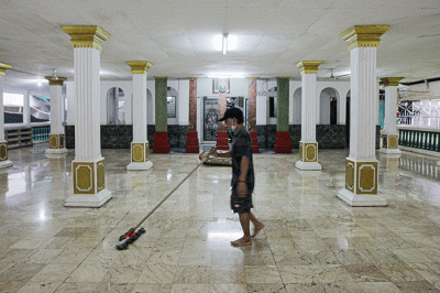 Pengunjung berswafoto berlatar belakang perahu di Masjid Al Munada Darussalam Baiturrahman, Menteng Dalam, Jakarta Selatan, Minggu (3/4/2022).