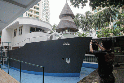 Pengunjung berswafoto berlatar belakang perahu di Masjid Al Munada Darussalam Baiturrahman, Menteng Dalam, Jakarta Selatan, Minggu (3/4/2022).