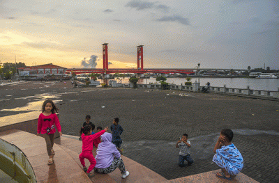 Pelataran Benteng Kuto Besak (BKB) Palembang terlihat sepi dan lenggang pada hari pertama puasa 1 Ramadhan 1443 H, Minggu (3/4/2022).