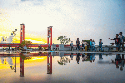 Pelataran Benteng Kuto Besak (BKB) Palembang terlihat sepi dan lenggang pada hari pertama puasa 1 Ramadhan 1443 H, Minggu (3/4/2022).