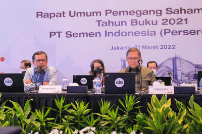 Komisaris Utama SIG, Rudiantara (kanan) dan Direktur Utama SIG, Donny Arsal (kiri) saat Rapat Umum Pemegang Saham Tahunan 2022.