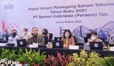 Komisaris Utama SIG, Rudiantara (kanan) dan Direktur Utama SIG, Donny Arsal (kiri) saat Rapat Umum Pemegang Saham Tahunan 2022.