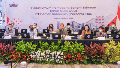 Komisaris Utama SIG, Rudiantara (kanan) dan Direktur Utama SIG, Donny Arsal (kiri) saat Rapat Umum Pemegang Saham Tahunan 2022.