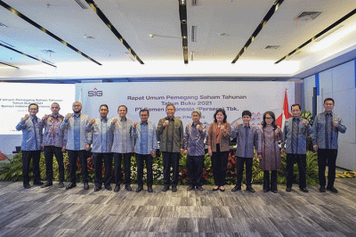 Komisaris Utama SIG, Rudiantara (kanan) dan Direktur Utama SIG, Donny Arsal (kiri) saat Rapat Umum Pemegang Saham Tahunan 2022.
