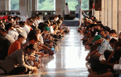 Sejumlah umat Islam bersiap menyantap sajian berbuka puasa di kompleks Masjid Istiqlal, Jakarta, Senin (4/4/2022).