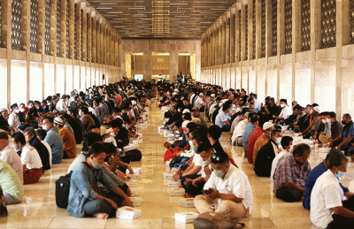 Sejumlah umat Islam bersiap menyantap sajian berbuka puasa di kompleks Masjid Istiqlal, Jakarta, Senin (4/4/2022).