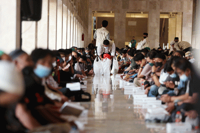 Sejumlah umat Islam bersiap menyantap sajian berbuka puasa di kompleks Masjid Istiqlal, Jakarta, Senin (4/4/2022).